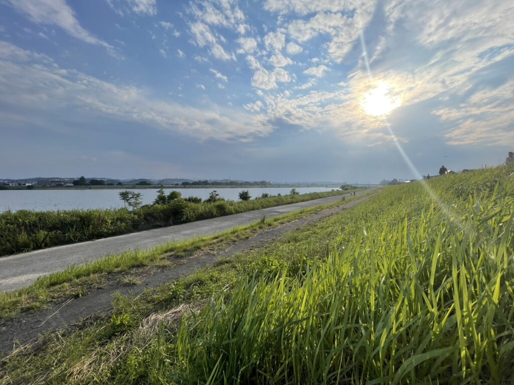 多摩川。近くの芝生で、よくご家族でボール遊びをしている風景を見かける