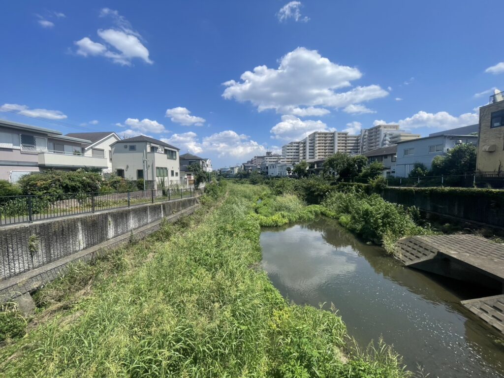 野川。徒歩7~8分。
側道が整備されているので、散歩にちょうど良い。